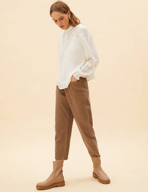 marksandspencer_SS22_T53_7327U_kalhoty s plisovanim_cista bavlna_hneda_1299Kc_modelka2.jpg
